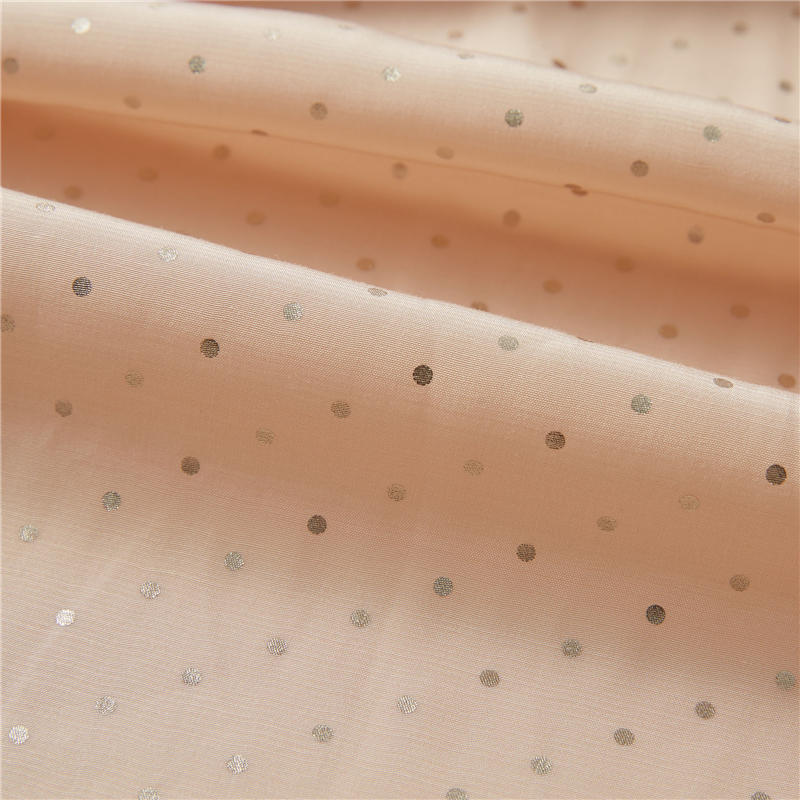 闪烁银点粉红色地面 51% 人造丝 49% 粘胶府绸形状圆点印花面料
