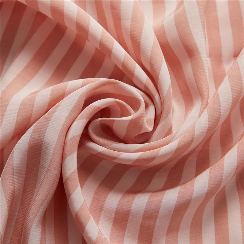 粉色条纹 51% 人造丝 49% 粘胶梭织府绸丝滑手感形状条纹印花面料